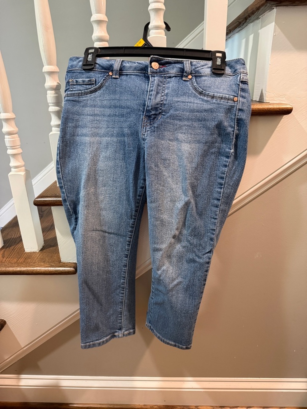 Women's Stretch Cropped Jeans in Light Blue Wash